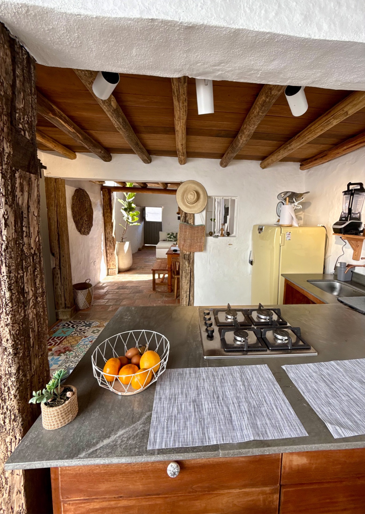 Cocina con techo en vigas de madera y estufa a gas
