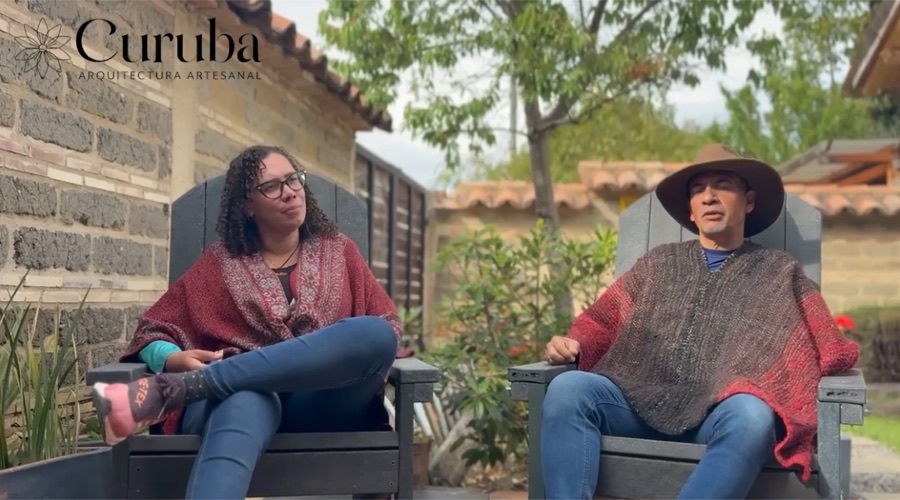 Dos clientas de Curuba en el patio de su casa