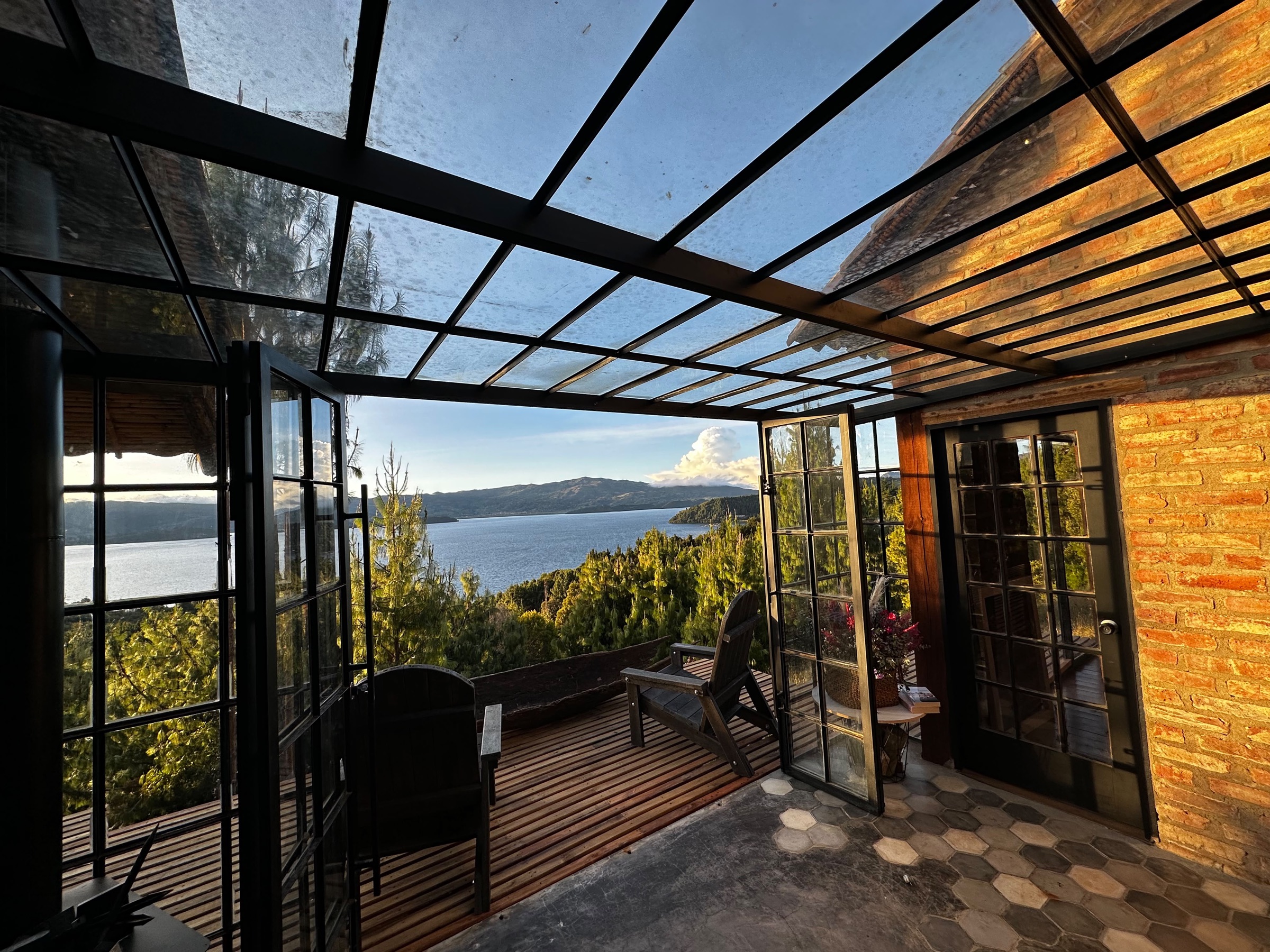 Terraza acristalada sobre el Lago de Tota al atardecer